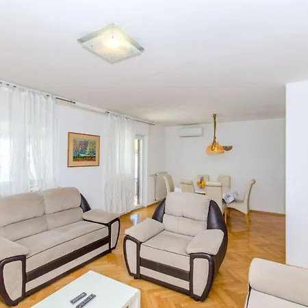 בית נופש House Karla *